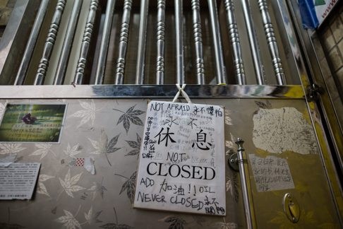 A 'closed' sign and support messages hang on the door of the Causeway Bay Books store in Hong Kong. Photo: EPA
