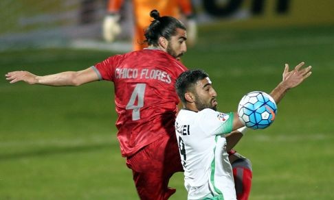 Lekhwiya's Chico Flores (L) controls the ball ahead of Zobahan's Kaveh Rezaei. Photo: AFP