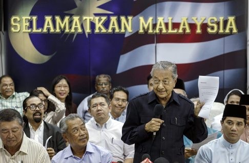 Former prime minister Mahathir Mohamad holds up his “citizens’ declaration”. Prime Minister Najib Razak’s hard-core lieutenants have dismissed the citizen movement as leading nowhere. Photo: EPA