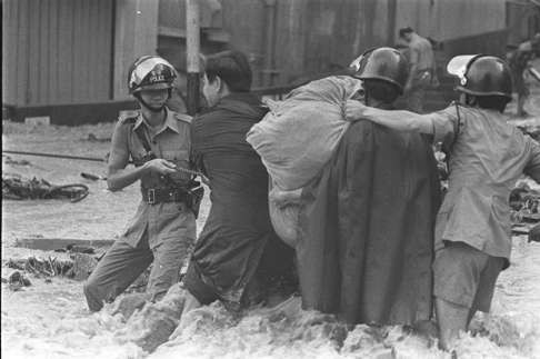 Police help a villager in Tsuen Wan evacuate due to floods brought on by Typhoon Agnes. Photo: SCMP