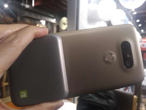 The LG G5 comes in four colours and weighs 159 grams.
