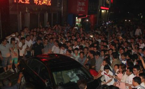 It often pays to stay far from the madding crowd in China. This 2013 file pic shows residents in Henan province going on the rampage after a Honda driver hit a schoolgirl and refused to apologise. Photo: Sina Weibo
