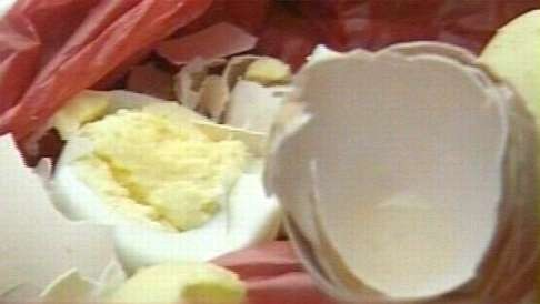 A suspected fake eggs that contain a substance that causes mental retardation are being sold in the mainland, four years after similar ones first surfaced across the border in this February 19, 2009 screen grab from a television news programme. Photo: SCMP