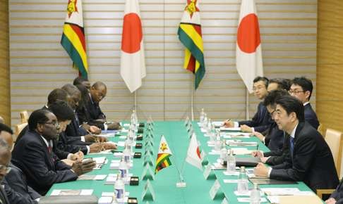 Robert Mugabe and Shinzo Abe in talks in Tokyo. Photo: Kyodo