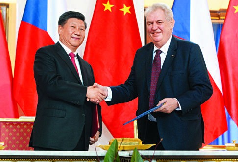 Chinese President Xi Jinping shakes hand with Czech President Milos Zeman on March 29, 2016, in Prague. Photo: AFP