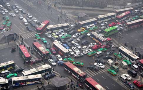 Shenzhen authorities criticised the apps for employing too many drivers from outside the city, exacerbating issues like congestion and traffic jams. Photo: Getty