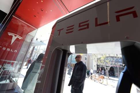 A man looks into the Tesla store in Santa Monica, California, where customers waited in line to put a US$1,000 deposit on a Model 3 on Thursday. Photo: AFP