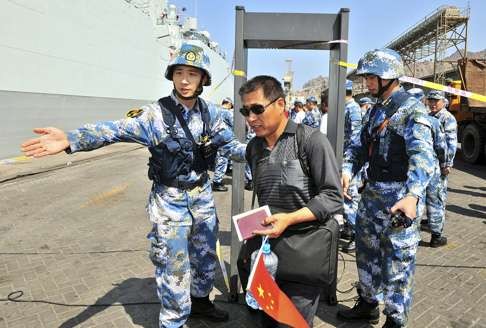 Chinese navy soldiers of the People's Liberation Army gesture to Chinese citizens boarding the naval ship “Linyi” at a port in Aden, Yemen, in this March 29, 2015 picture. Photo: Reuters