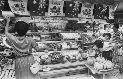 Customers inspect the display at an Australian food fair in Daimaru, 1987.