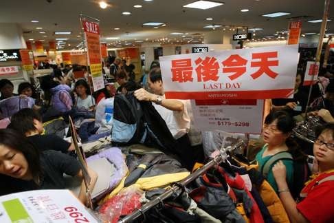 Shoppers scramble for bargains on the last day of sales at the Mitsukoshi store on September 17, 2006