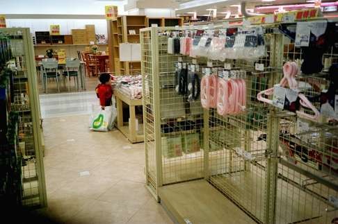 Empty display racks at Yaohan’s store in Lam Tin after the chain announced its closure in November 1997.