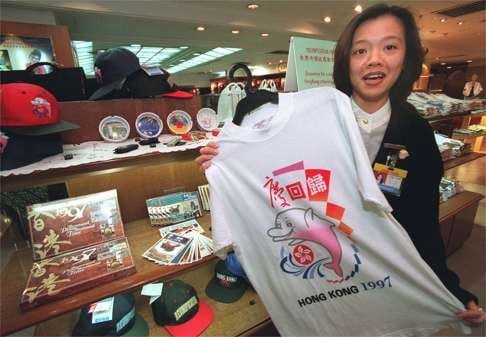 Mitsukoshi promotes its handover souvenirs in May 1997.