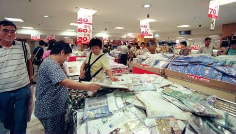 Customers look for bargains at the Matsuzakaya department store in August 1998