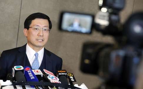 Hong Kong Airport Authority CEO Fred Lam Tin-fuk briefs the press about the three-runway system. Photo: Felix Wong