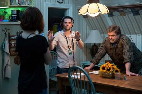 Director Dan Trachtenberg (centre) with Goodman and Winstead on the set of 10 Cloverfield Lane.