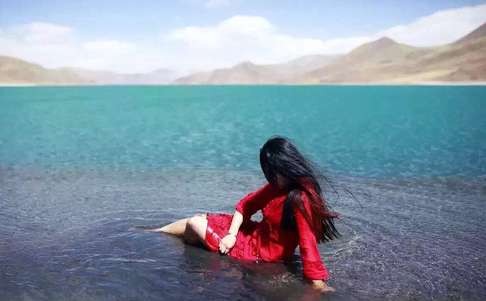 The Chinese woman posted a series of photographs of herself taken beside Tibet’s Yamdork Lake on Monday night. Photo: weibo