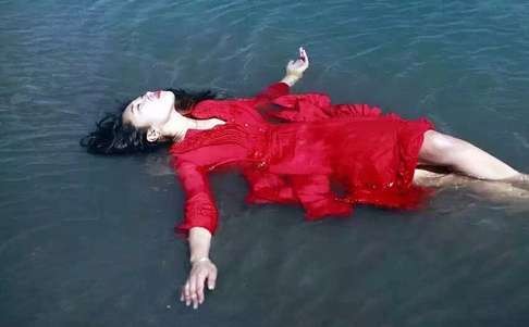 The Chinese woman is pictured floating in Yamdork Lake. Photo: weibo