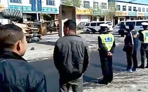 Police at the scene after the clashes had ended. Photo: Sina.com