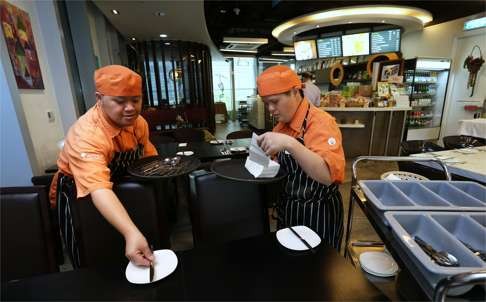 Admiralty iBakery cafe employee Tsui Man-leung (left) and trainee Lo Kwok-wai at work. Photo: Jonathan Wong