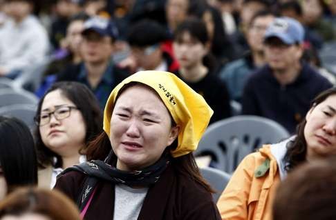 South Koreans pay their respects to victims of the ferry disaster on April 16, the second anniversary of its sinking in 2014. Photo: EPA