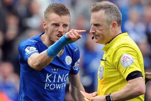 Jamie Vardy abuses referee Jonathan Moss after being given a second yellow card and sent off against West Ham. Photo: AP