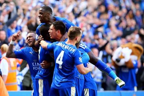 Leicester City's Leonardo Ulloa (C) celebrates with his teammates after scoring the equaliser against West Ham. Photo: EPA