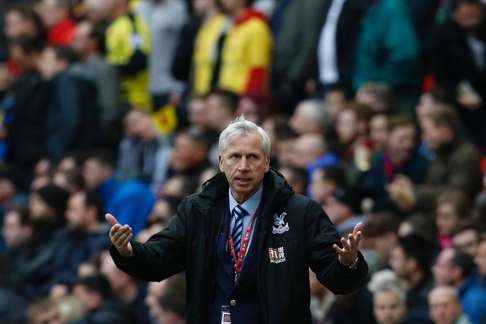 Alan Pardew gestures to the Palace fans. Photo: AFP