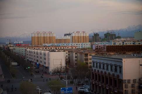 A property glut in China’s smaller cities is being eased by rural migrants settling into urban areas, according to property experts. In this photo, dusk looms over the city of Jiayuguan which is famous for its Jiuquan Steel Company, built in 1958, some 2,000 km (1250 miles) west of Beijing on April 21, 2016. Photo: AFP