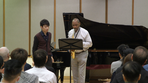 Marsalis demonstrates a point to Chiang Man-ching.