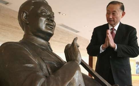 Peking opera master Mei Baojiu looks at the statue of his father Mei Lanfang which was unveiled at the Mei Lanfang Opera House in China's capital city Beijing on November 23, 2007. Photo: China News Service