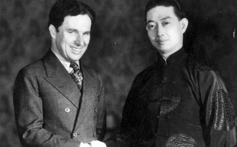 Mei Lanfang (right) shakes hands with American comic actor Charlie Chaplin. Photo: China News Service