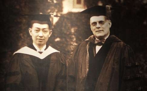 Mei Lanfang (left) receives a doctor's degree at the South California University in USA during his performance trip. Photo: Imaginechina