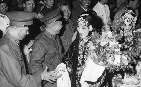 Mei Lanfang shakes hands with military officers and soldiers after giving a special performance at the military frontline in east China's Fujian province in 1958. Photo: China News Service