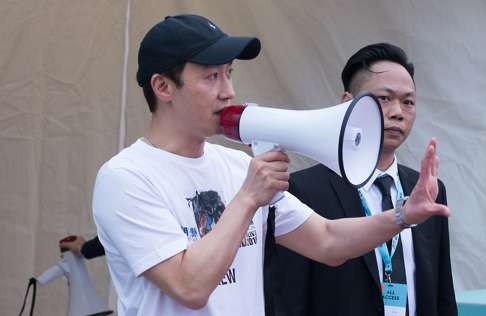 Singer Leon Lai apologises to disappointed fans at the Central Harbourfront. Photo: SCMP Pictures