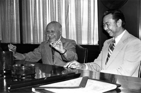 A file photo dated May 23, 1977 shows Sir Lawrence Kadoorie (left) of China Light and Power and Anthony Yeh of Tai Ping Carpet at an interview. Photo: SCMP Pictures