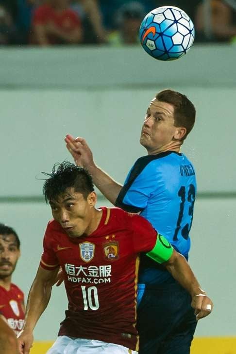 Zheng Zhi of 's Guangzhou Evergrande fights for the ball with Brandon O’Neill of Sydney. Photo: AFP