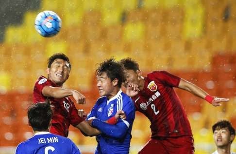 Shanghai players Yang Boyu (L) and Zhang Wei (R) in action against Suwon. Photo: EPA