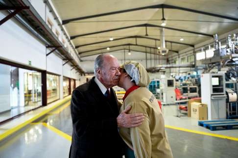 Delta boss Nabeiro kisses an employee during a visit to the coffee factory. Photo: AFP
