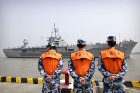 PLA Navy soldiers watch as the USS Blue Ridge arrives at a port in Shanghai. US opinion has become more unfavourable since Xi Jinping’s rise to power. Photo: AP