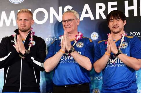 Goalkeeper Kasper Schmeichel, manager Claudio Ranieri and striker Shinji Okazaki give a traditional Thai “wai” greeting. Photo: AFP