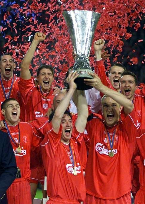 Vladmir Smicer (middle right) celebrates with the team as Robbie Fowler and Sami Hyypia lift the Uefa Cup. Photo: Reuters