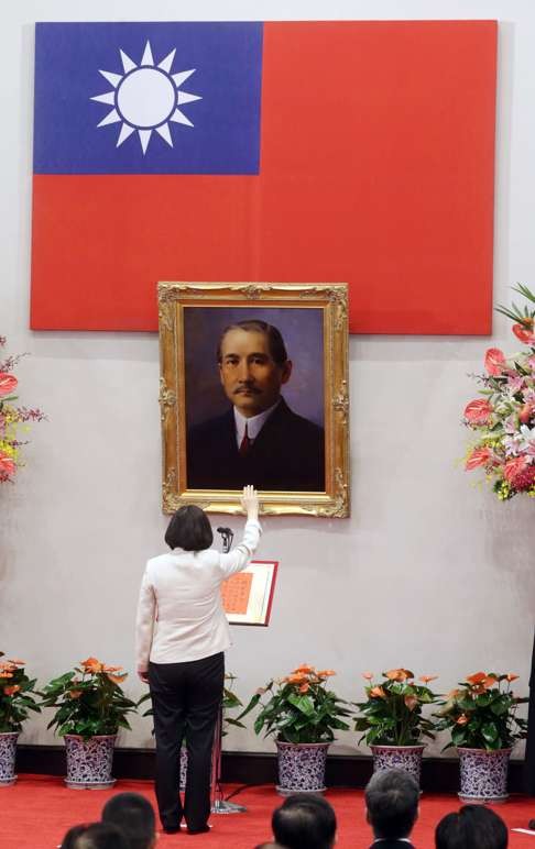 Standing in front of a portrait of the founding father of the Republic of China, Dr Sun Yat-sen, Tsai Ing-wen recites the oath of office during the swearing-in ceremony at the Presidential Office in Taipei. Photo: AP