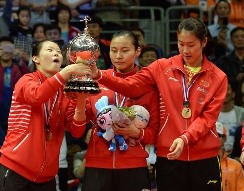 Li Xuerui, Wang Yihan and Sun Yu of China hold up the trophy on the podium. Photo: Xinhua