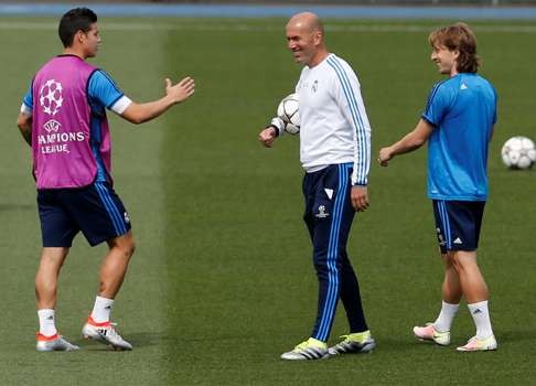 Real Madrid's trainer Zinedine Zidane with James Rodriguez (L) and Luka Modric (R). Photo: Reuters