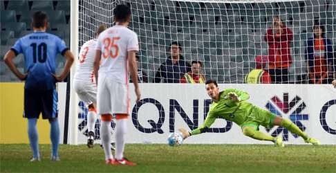 Sydney FC goalkeeper Vedran Janjetovic saves Diego Tardelli’s penalty. Photo: AFP