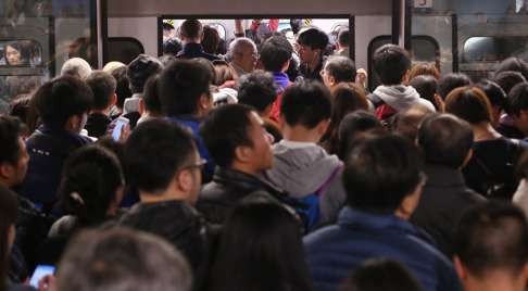 Passengers board an MTR train at rush hour. Photo: Sam Tsang