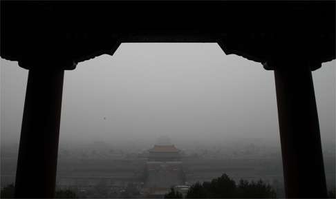 A view of the Forbidden City shrouded in smog from top of Jingshan Park in Beijing. Photo: Simon Song