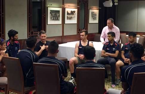 Michael Clarke spends time with the Hong Kong national squad at the KCC. Photo: HKCA