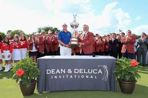 Spieth and club members pose with the trophy after winning the Dean & Deluca Invitational. Photo: AFP