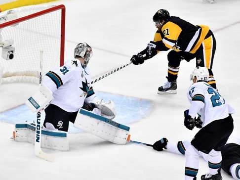 Phil Kessel scores to put the Penguins in front. Photo: AFP